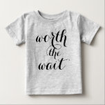 De Wachten Baby Funny Cute Baby<br><div class="desc">Je kleine baby zal er zo schattig uitzien. Dit leuke ontwerp bevat vetgedrukte tekst die "het wachten waard" is, in zwart gedrukt. Design is geschikt voor een jongen of een meisje en maakt een geweldig baby shower cadeau. Het product is beschikbaar in vele verschillende stijlen en grootte om de behoeften...</div>
