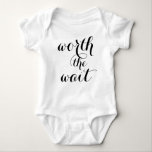 De Wachten Baby Funny Cute Baby Romper<br><div class="desc">Je kleine baby zal er zo schattig uitzien met dit! Dit leuke ontwerp is voorzien van gewaagde tekst met de tekst "worth the wait", gedrukt in zwart. Ontwerp is geschikt voor een jongen of een meisje, en maak een geweldig baby shower cadeau. Het product is verkrijgbaar in veel verschillende stijlen...</div>