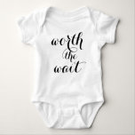 De Wachten Baby Funny Cute Baby Romper<br><div class="desc">Je kleine baby zal er zo schattig uitzien met dit! Dit leuke ontwerp is voorzien van gewaagde tekst met de tekst "worth the wait", gedrukt in zwart. Ontwerp is geschikt voor een jongen of een meisje, en maak een geweldig baby shower cadeau. Het product is verkrijgbaar in veel verschillende stijlen...</div>