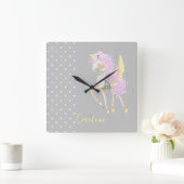 De wandklok heeft een schattig eenhoornontwerp. (Huis)