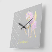 De wandklok heeft een schattig eenhoornontwerp. (Hoek)