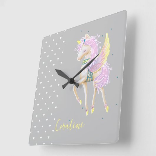 De wandklok heeft een schattig eenhoornontwerp. (Hoek)