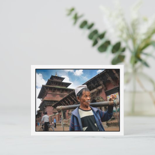 De waterdrager. Briefkaart (Staand voorkant)