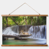 De Waterval van de Gom met het Deer Relaxing Hangend Wandkleed (Voorkant)