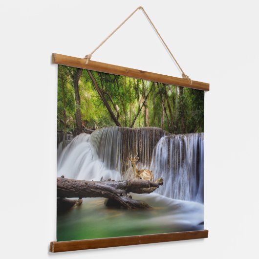 De Waterval van de Gom met het Deer Relaxing Hangend Wandkleed (Gebogen)