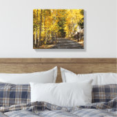De Weg Gaat Door de Espen Canvas Afdruk (Insitu (Slaapkamer))