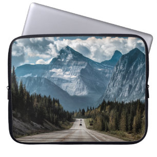 De weg naar de grote bergberg, weg, bos, tra laptop sleeve