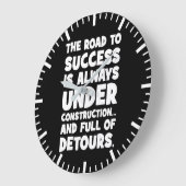 De weg naar succes is in aanbouw, grappig grote klok (Hoek)