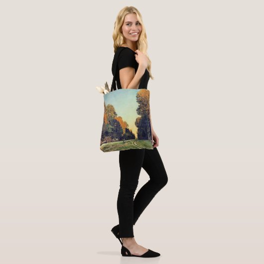 De weg van Chailly naar Fontainebleau Tote Bag (Op model)