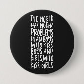 De wereld heeft grotere problemen dan jongens die  ronde button 7,6 cm (Voorkant)