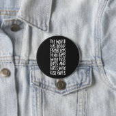 De wereld heeft grotere problemen dan jongens die  ronde button 7,6 cm (In situ)