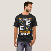 De wereld heeft je licht nodig t-shirt (Voorkant volledig)