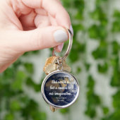 De wereld is een Canvas Inspirerend Citaat Sleutelhanger (Hand)