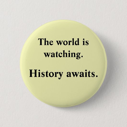 De wereld kijkt toe ronde button 5,7 cm (Voorkant)