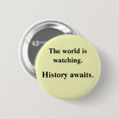 De wereld kijkt toe ronde button 5,7 cm (Voorkant /achterkant)