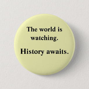 De wereld kijkt toe ronde button 5,7 cm