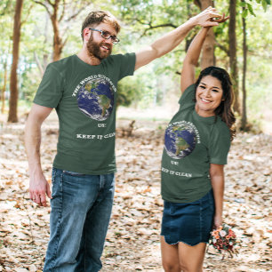 De wereld revolteert rond ons Earth Day Unisex T-shirt
