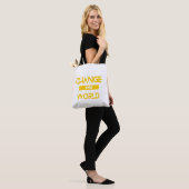 De wereld veranderen tote bag (Op model)
