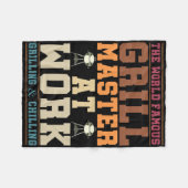 De Wereldberoemde Grillmaster Aan Het Werk Grappig Fleece Deken (Voorkant (Horizontaal))