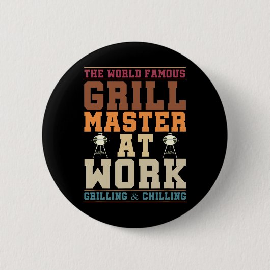 De Wereldberoemde Grillmaster Aan Het Werk Grappig Ronde Button 5,7 Cm (Voorkant)