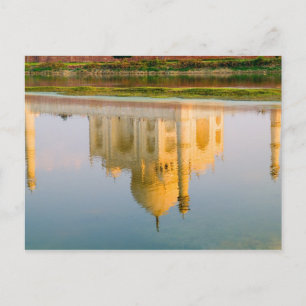De wereldberoemde Taj Mahal-tempel reflecteert op Briefkaart