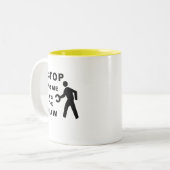 de wet tweekleurige koffiemok (Voorkant links)