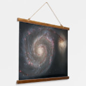 De Whirlpool Galaxy M51 & Companion in de ruimte Hangend Wandkleed (Gebogen)