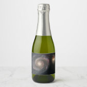 De Whirlpool Galaxy M51 & Companion in de ruimte Sparkling Wijnetiket (Voorkant)