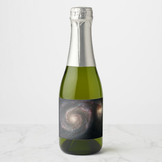De Whirlpool Galaxy M51 & Companion in de ruimte Sparkling Wijnetiket (Voorkant)