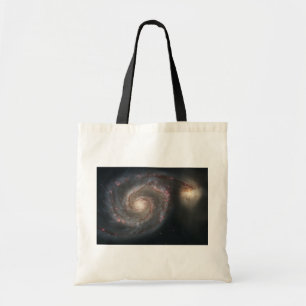 De Whirlpool Galaxy M51 & Companion in de ruimte Tote Bag