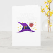 De wijn verandert me in een Goede Heks Gelukkig Kaart (Gele Bloem)