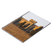 De wijngaard met sirah-wijnstokken en het kasteel notitieboek (Linkerzijde)