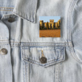 De wijngaard met sirah-wijnstokken en het kasteel vierkante button 5,1 cm (In situ)