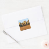 De wijngaard met sirah-wijnstokken en het kasteel vierkante sticker (Envelop)