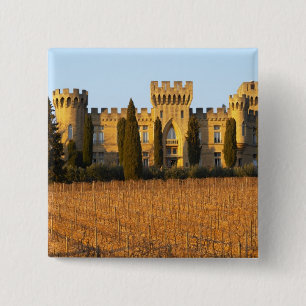 De wijngaard met syrah-druiven en het kasteel vierkante button 5,1 cm