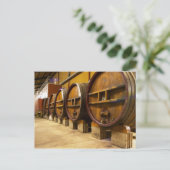 De wijnkelderwijn met grote oude houten vaten briefkaart (Staand voorkant)