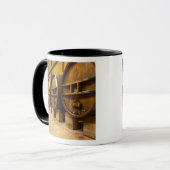 De wijnkelderwijn met grote oude houten vaten mok (Voorkant links)