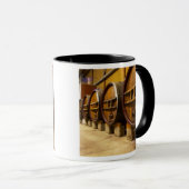 De wijnkelderwijn met grote oude houten vaten mok (Voorkant rechts)