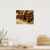 De wijnkelderwijn met grote oude houten vaten poster (Keuken)