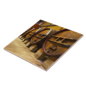 De wijnkelderwijn met grote oude houten vaten tegeltje (Zijkant)