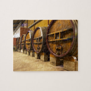 De wijnmakerij met grote oude houten vaten legpuzzel