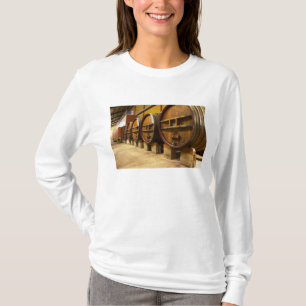 De wijnmakerij met grote oude houten vaten t-shirt
