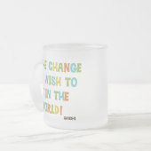 De wijziging die je wilt zien matglas koffiemok (Voorkant links)