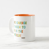 De wijziging die je wilt zien tweekleurige koffiemok (Voorkant links)