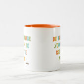 De wijziging die je wilt zien tweekleurige koffiemok (Center)