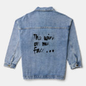 De wind op mijn gezicht - zwarte letters denim jacket (Achterkant)