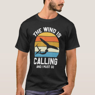 De wind roept en ik moet naar de wingfoil surfer. t-shirt