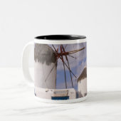 De windmolens van Mykonos op de Griekse eilanden Tweekleurige Koffiemok (Voorkant links)