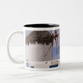 De windmolens van Mykonos op de Griekse eilanden Tweekleurige Koffiemok (Links)