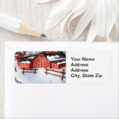 De wintersneeuw bedekte rode schuur, boerderij lan etiket (Insitu)